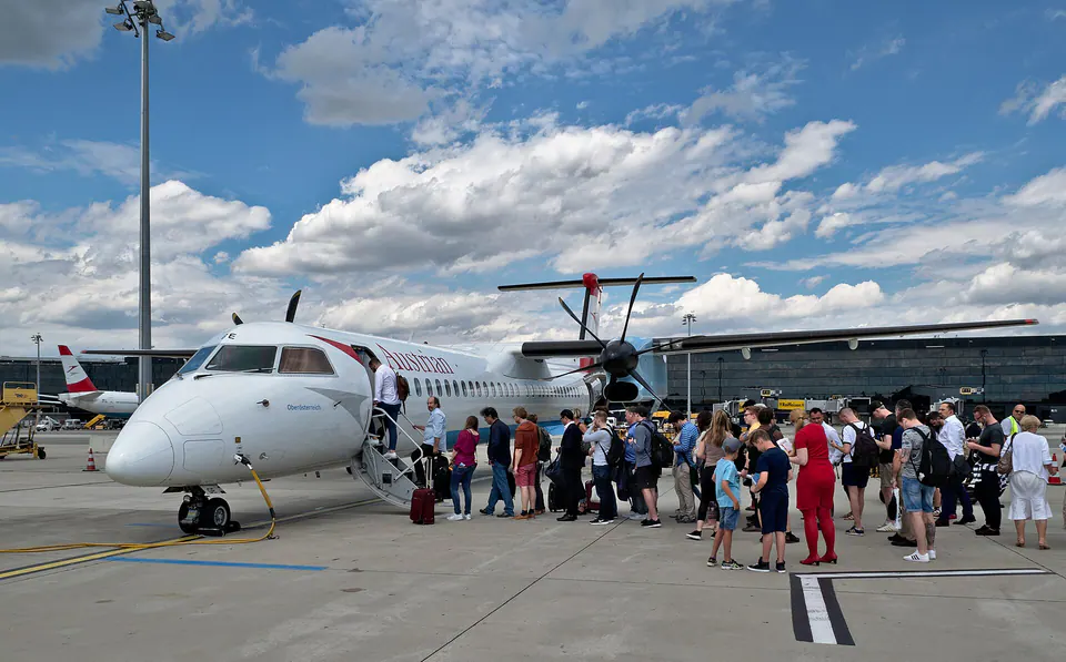 Bombardier / De Havilland Dash 8-300 family